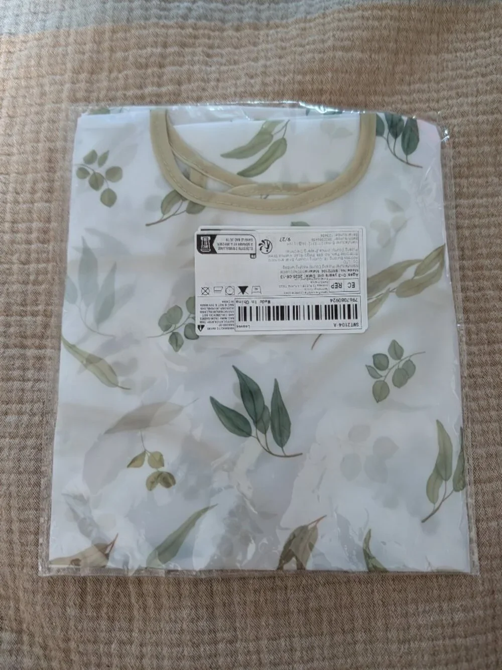 New long-sleeve baby bib / smock bib, green leaf / nature pattern